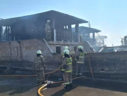 Lima kapal nelayan terbakar di Dermaga Muara Baru Jakarta Utara