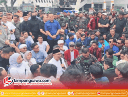 Gubernur Lampung Bersama Kapolda dan Pangdam Lakukan Pendekatan Langsung Kepada Demonstran di DPRD