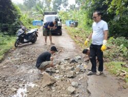 Deni Ribowo Turun Tangan Perbaiki Jalan Rusak di Way Kanan