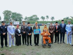 Pemerintah Provinsi Lampung Serahkan Bantuan kepada Veteran pada Peringatan Hari Pahlawan 2025