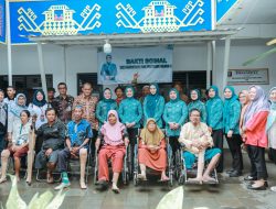 Ketua TP PKK Provinsi Lampung Ibu Purnama Wulan Sari Mirza Serahkan 15 Paket Kaki Palsu kepada Penerima Manfaat